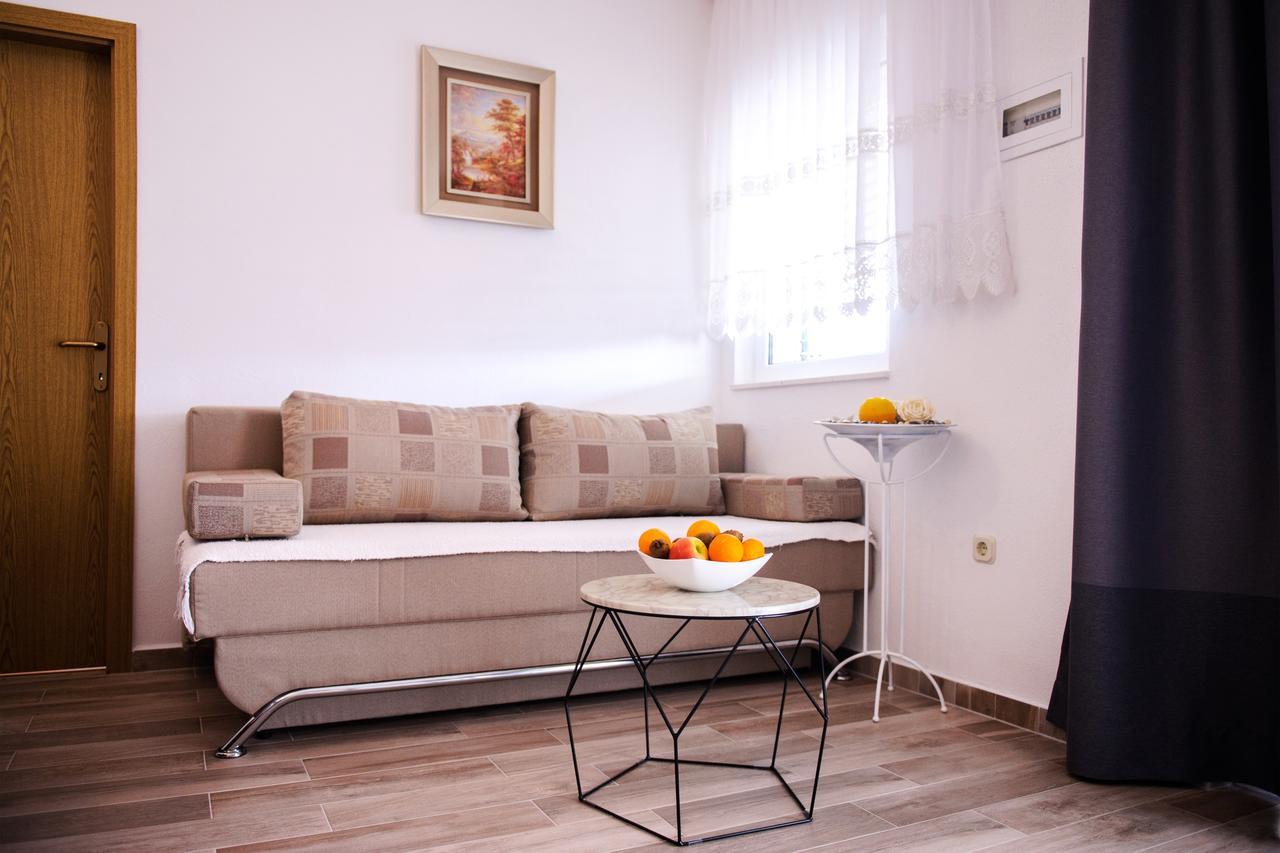 Apartments Mila Маріна Екстер'єр фото