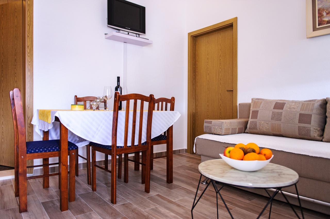 Apartments Mila Маріна Екстер'єр фото