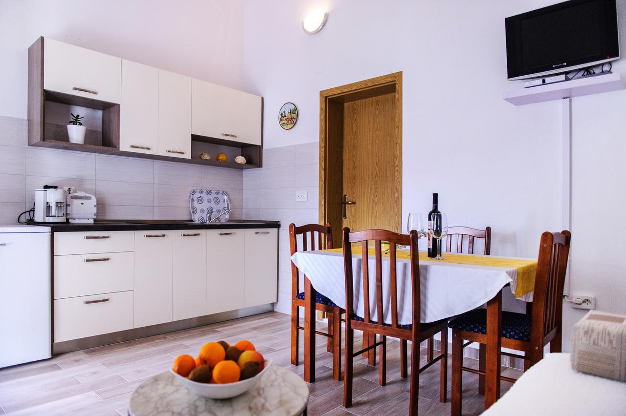 Apartments Mila Маріна Екстер'єр фото