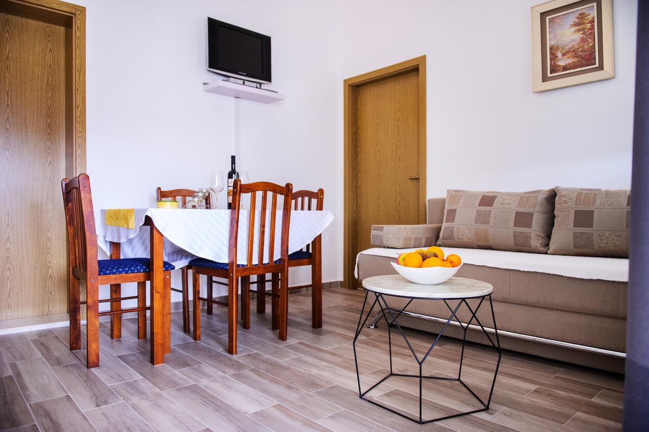 Apartments Mila Маріна Екстер'єр фото