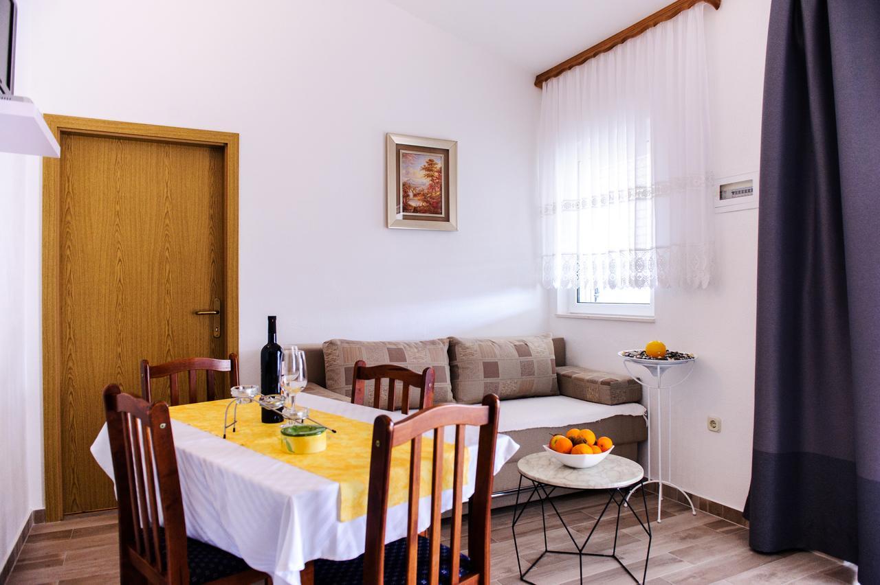 Apartments Mila Маріна Екстер'єр фото