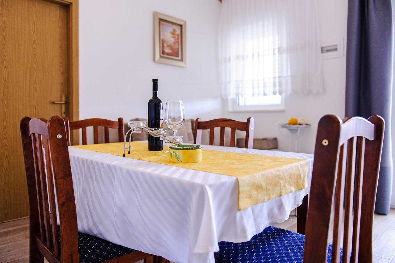 Apartments Mila Маріна Екстер'єр фото