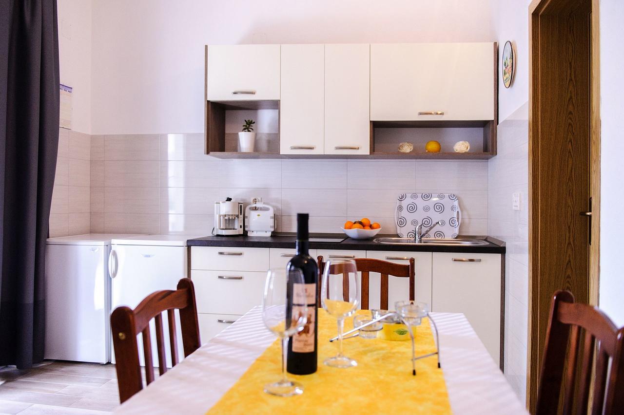 Apartments Mila Маріна Екстер'єр фото