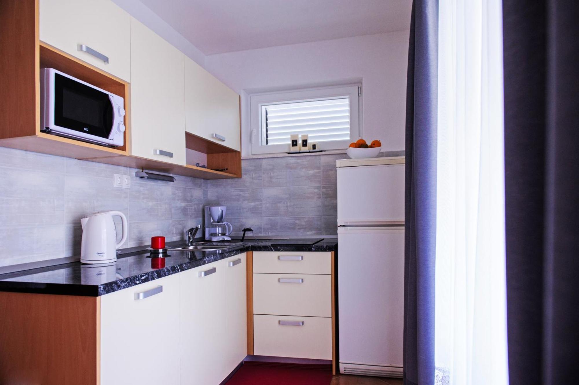 Apartments Mila Маріна Екстер'єр фото