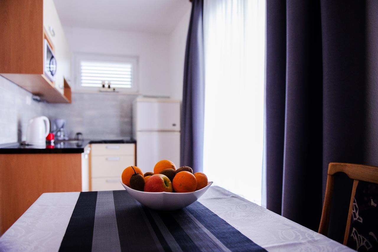 Apartments Mila Маріна Екстер'єр фото